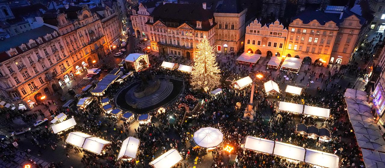 Luftaufnahme vom Weihnachtsmarkt in Prag.