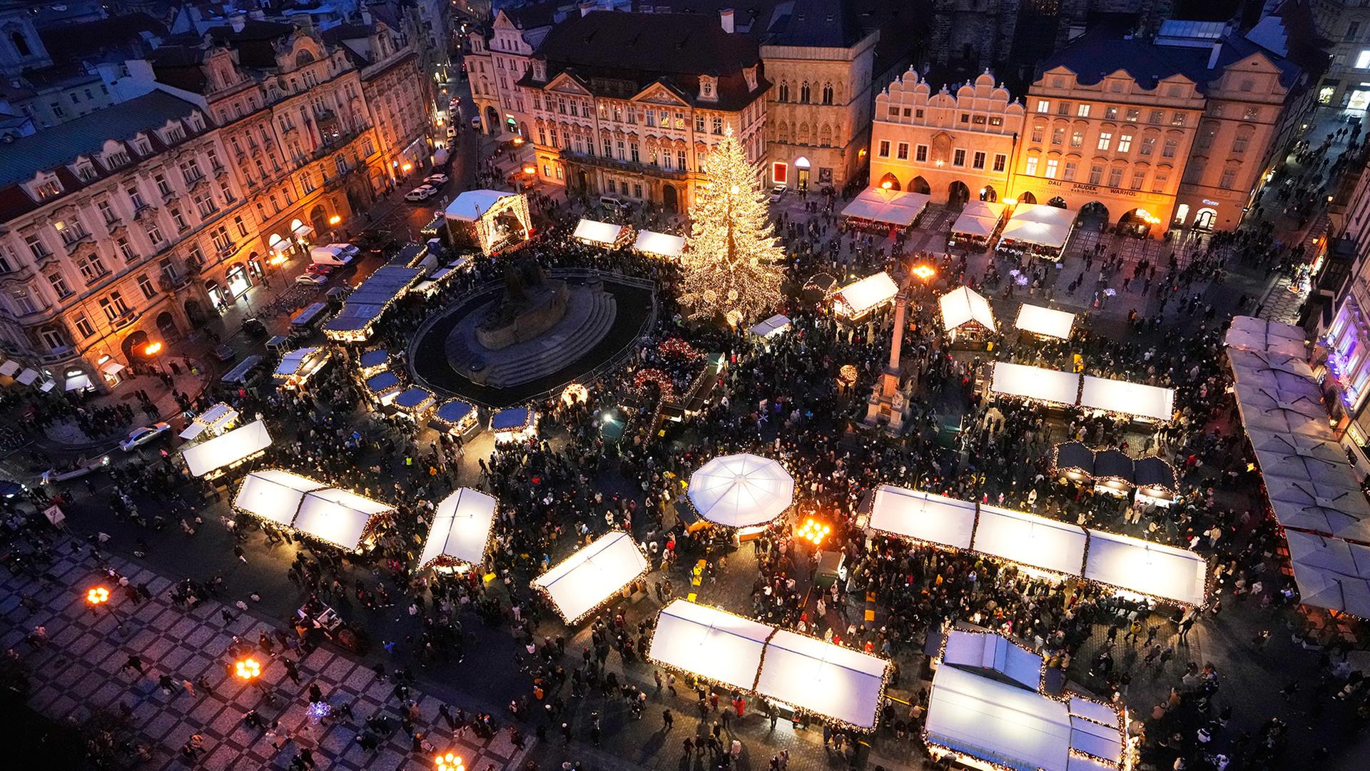 Luftaufnahme vom Weihnachtsmarkt in Prag. | dpa