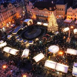 Luftaufnahme vom Weihnachtsmarkt in Prag.
