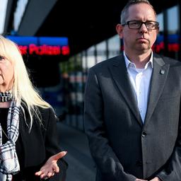  Iris Spranger (SPD, l), Senatorin für Inneres und Sport von Berlin, und Oliver Igel, Bezirksbürgermeister von Treptow-Köpenick, geben zum Stromausfall im Berliner Südosten ein Statement. Nach einem Brandanschlag auf Strommasten in Berlin prüft die Polizei ein Bekennerschreiben auf einer linksradikalen Plattform. Ziel soll laut dem Text der Technologiepark Adlershof im Südosten Berlins sein. (Quelle: dpa/Pedersen)