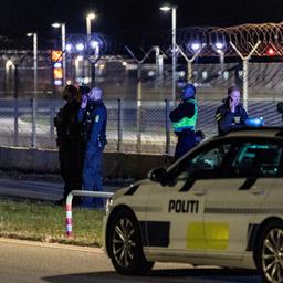 Ein Polizeiauto und mehrere Polizisten stehen am Flughafen in Kopenhagen.