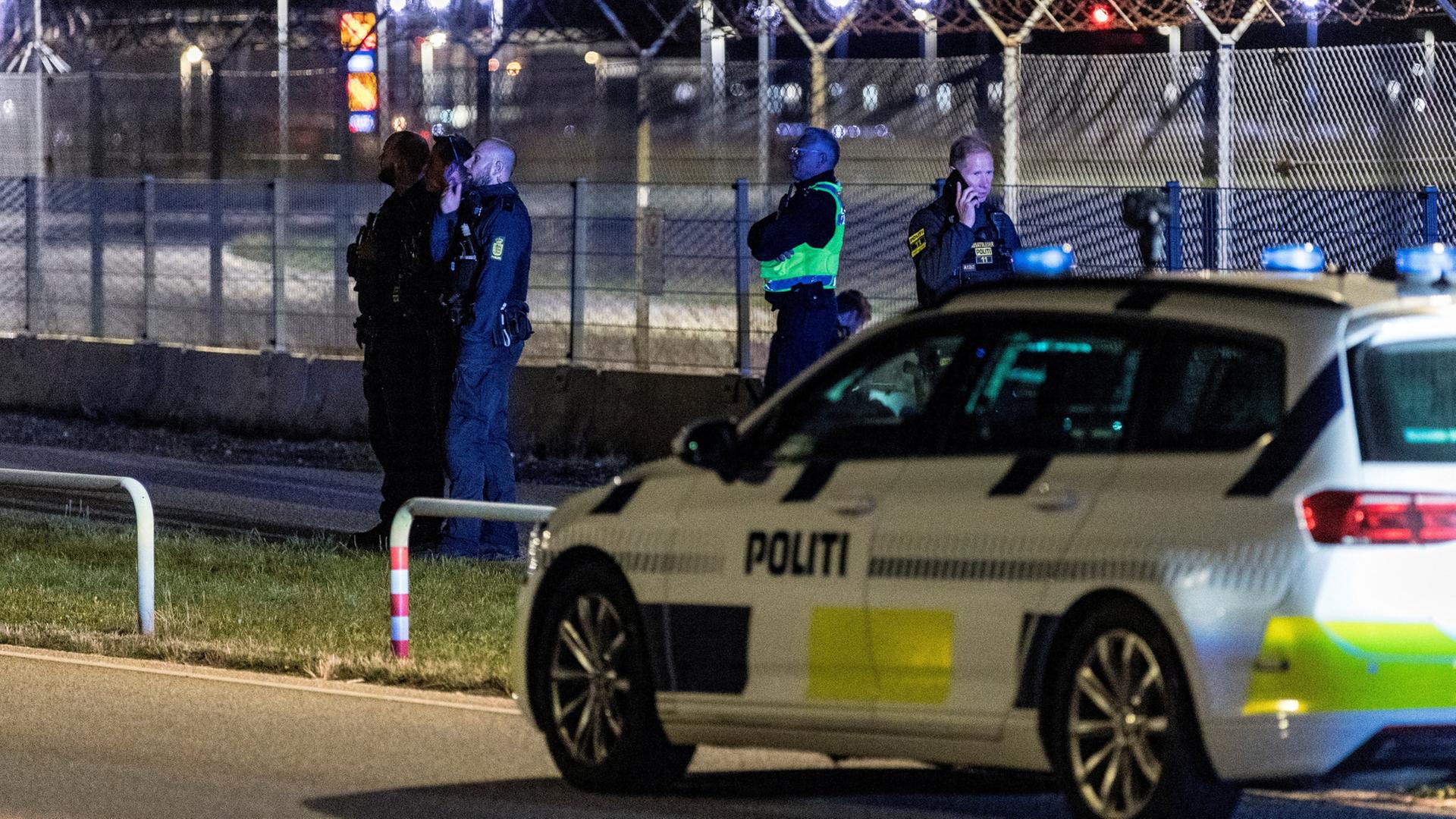 Ein Polizeiauto und mehrere Polizisten stehen am Flughafen in Kopenhagen. | via REUTERS