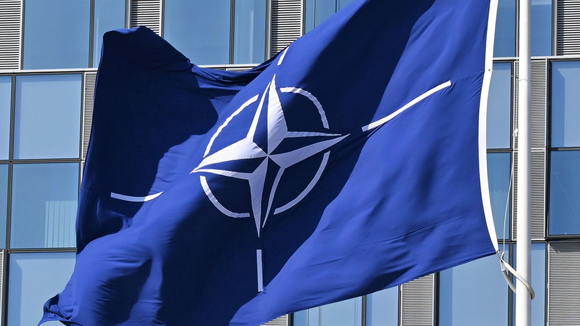 Eine Flagge der NATO weht im Wind vor dem NATO-Hauptquartier in BrÃ¼ssel | Anna Ross/dpa