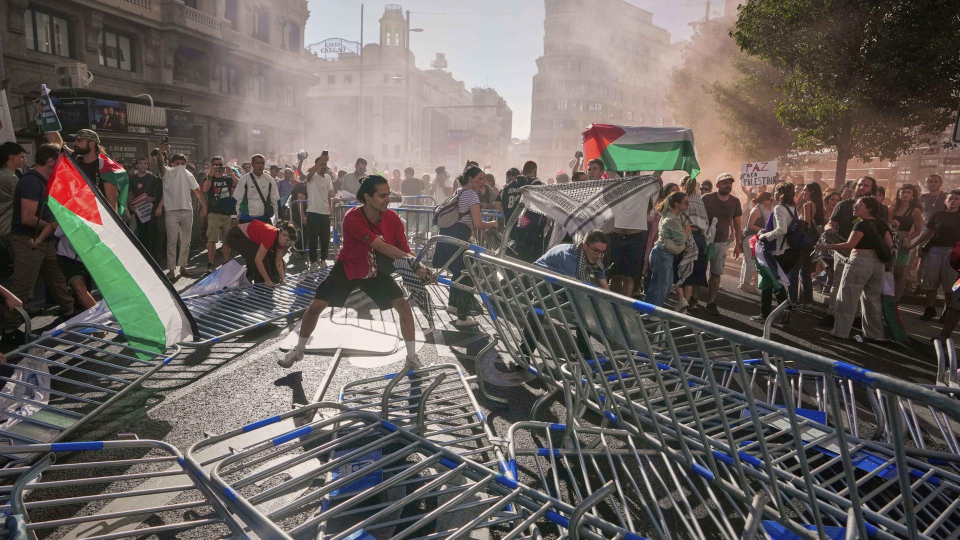 Demonstranten blockieren die Straße, um eine Etappe des Radrennens La Vuelta zu stören. | dpa
