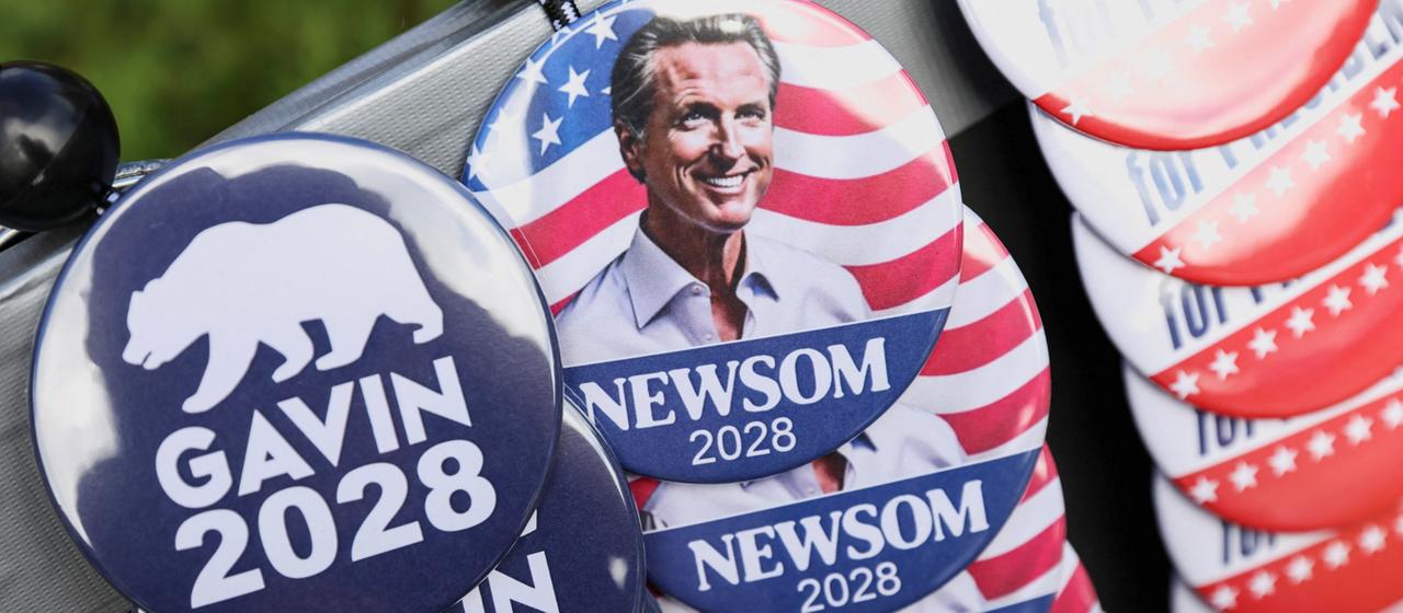 Ein Verkäufer bietet "Newsom 2028"-Fanartikel an.