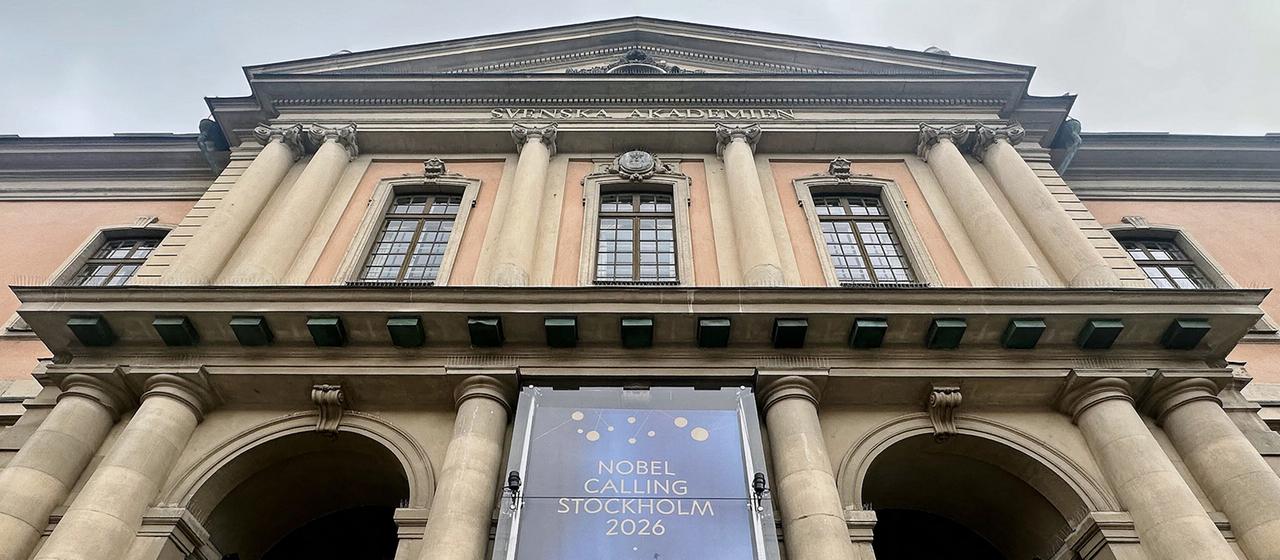 Das Nobelpreismuseum in Stockholm mit einem Schild "Nobel Calling Stockholm 2026"