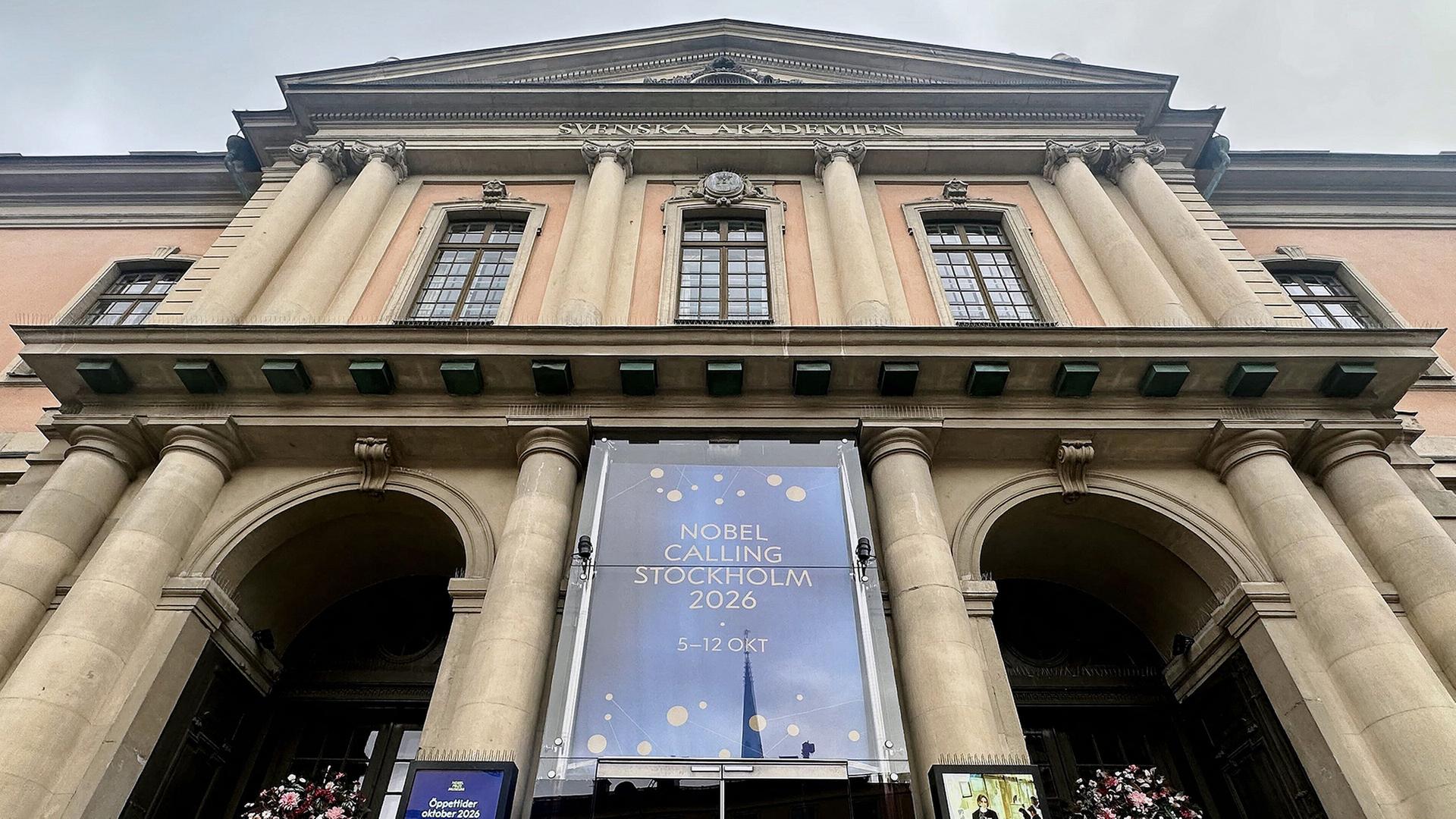 Das Nobelpreismuseum in Stockholm mit einem Schild 