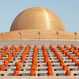 Buddhisten beten vor einem Tempel in Thailand.