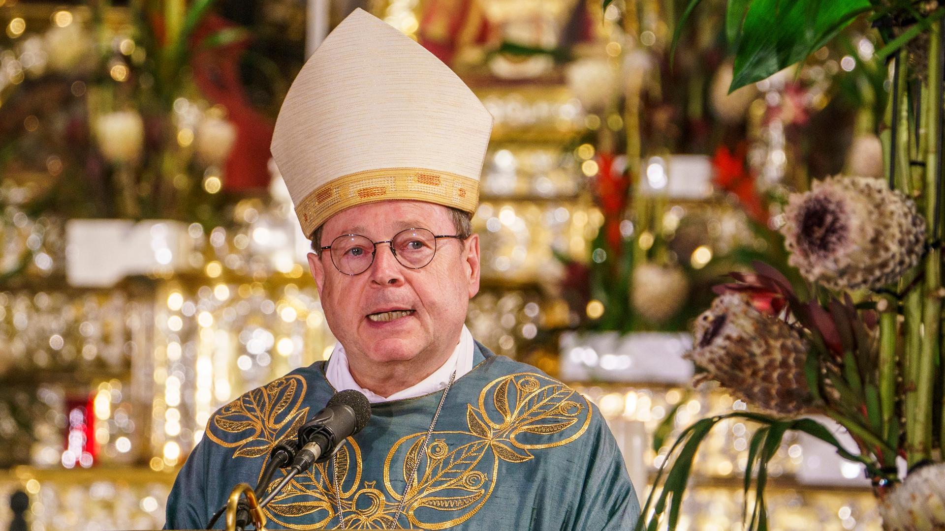  Bischof Georg Bätzing hält beim Eröffnungsgottesdienst im Dom zu Fulda eine Predigt. | dpa