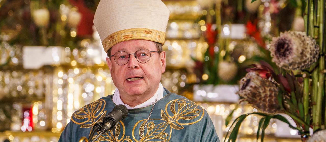  Bischof Georg Bätzing hält beim Eröffnungsgottesdienst im Dom zu Fulda eine Predigt.