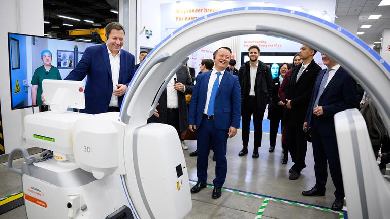 Lars Klingbeil besucht die chinesische Produktionsstätte Siemens Shanghai Medical Equipment Ltd.