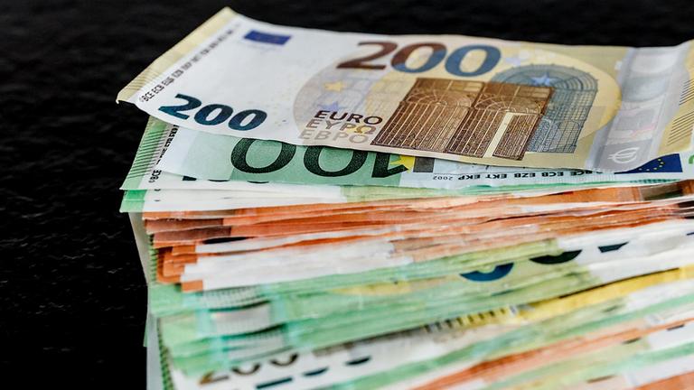 Ein Stapel Euroscheine.