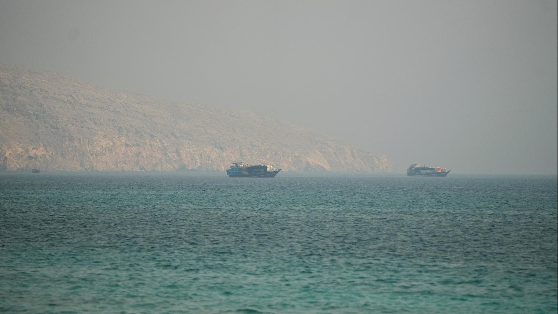 Schiffe in der Straße von Hormus, vom Oman aus fotografiert | REUTERS