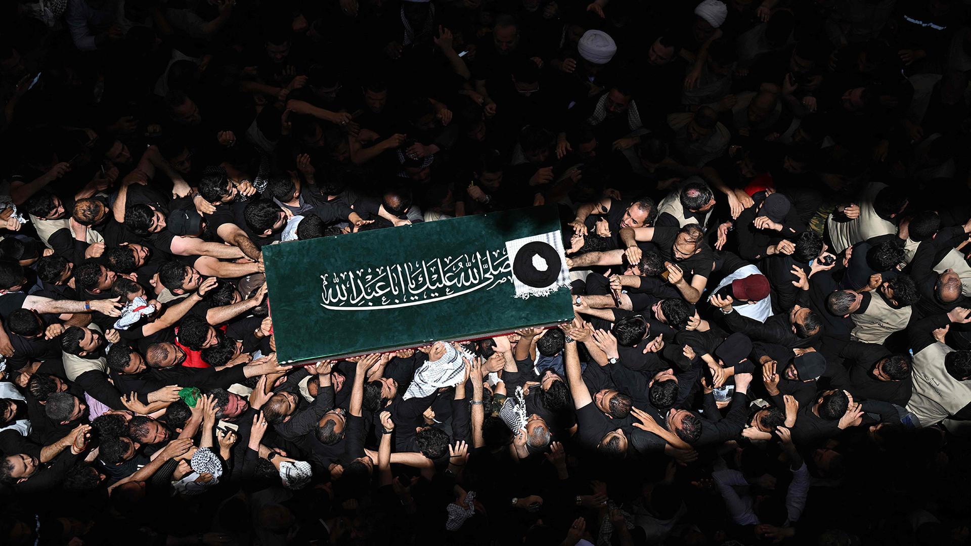 Trauernde tragen den Sarg Ali Chameneis im Imam-Ali-Schrein in Nadschaf, Irak | AFP