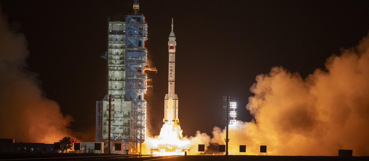 Eine chinesische Rakete startet zur Raumstation Tiangong.