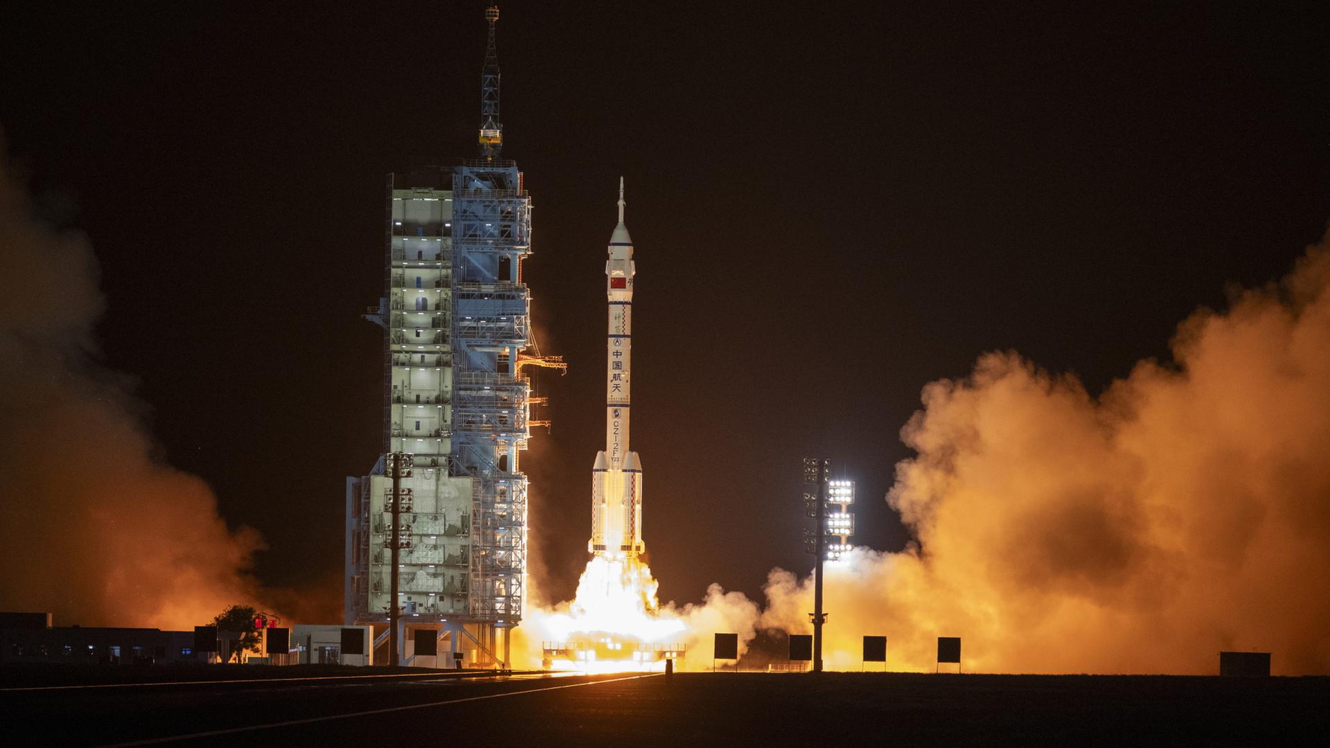 China schickt drei Astronauten zu Weltraumstation 