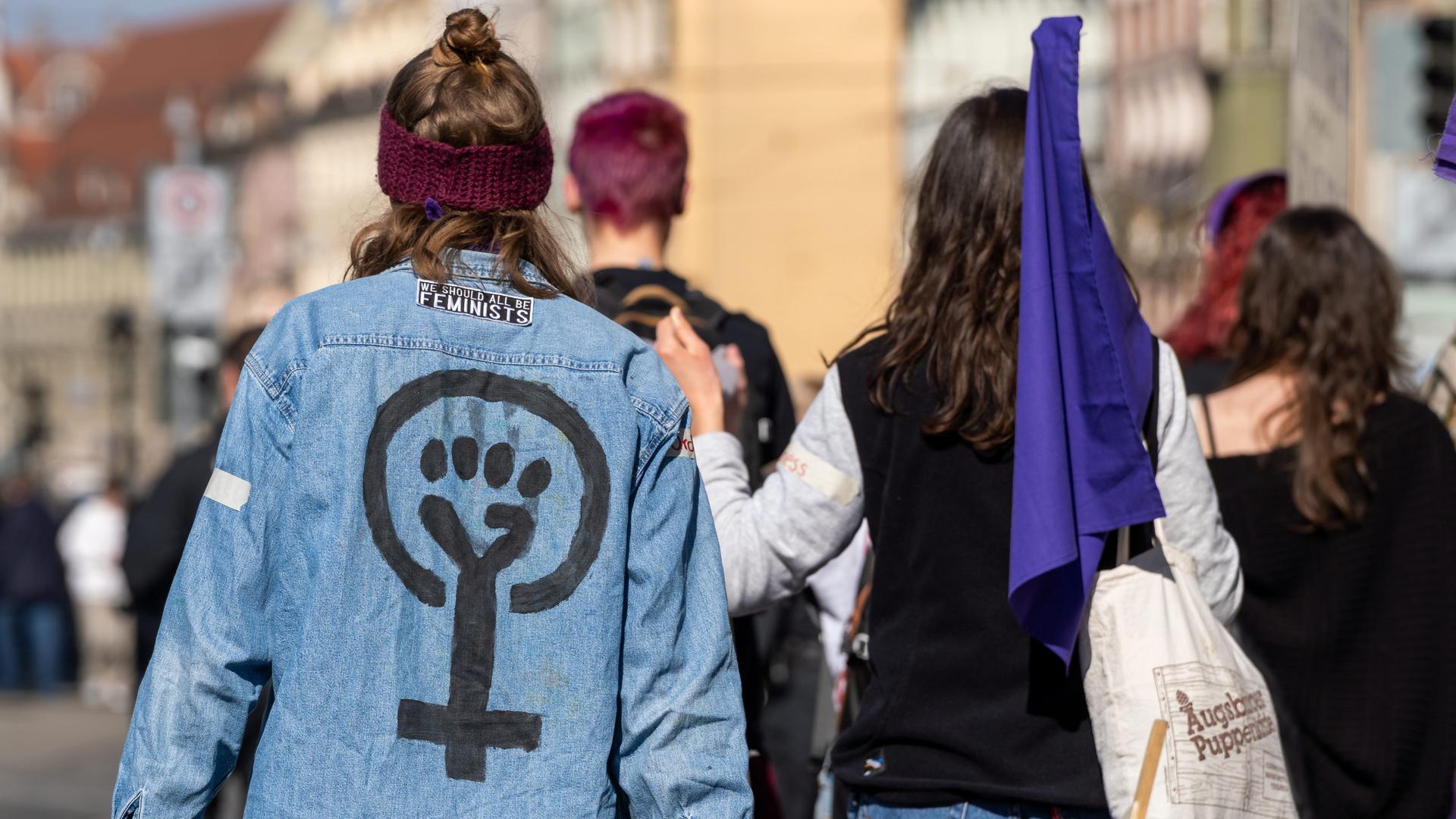 Internationaler Frauentag: Wie rückständig denkt die Gen Z?