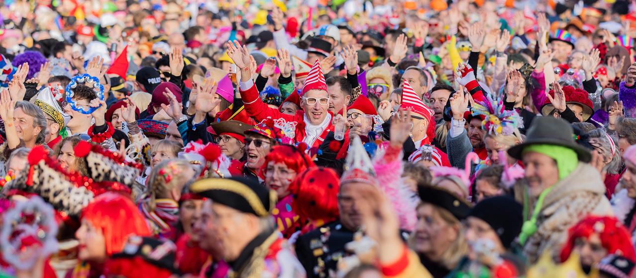 Jecken feiern den Auftakt der Karnevalssession auf dem Heumarkt in Köln.