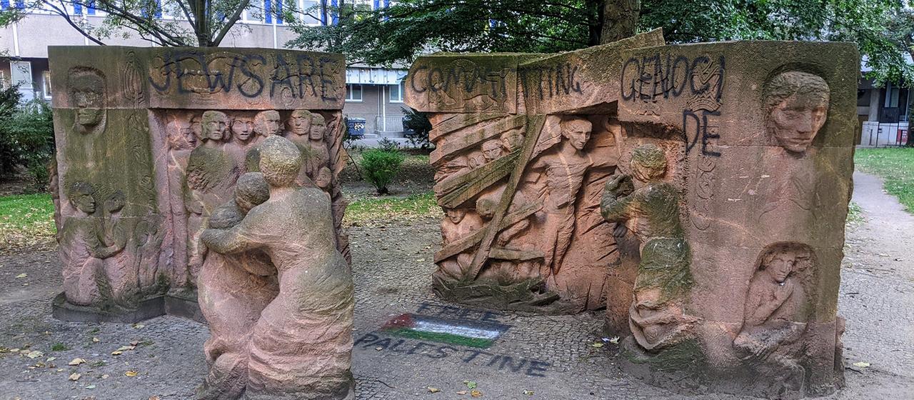 An einem Denkmal in Berlin haben Unbekannte antisemitische Parolen hinterlassen.
