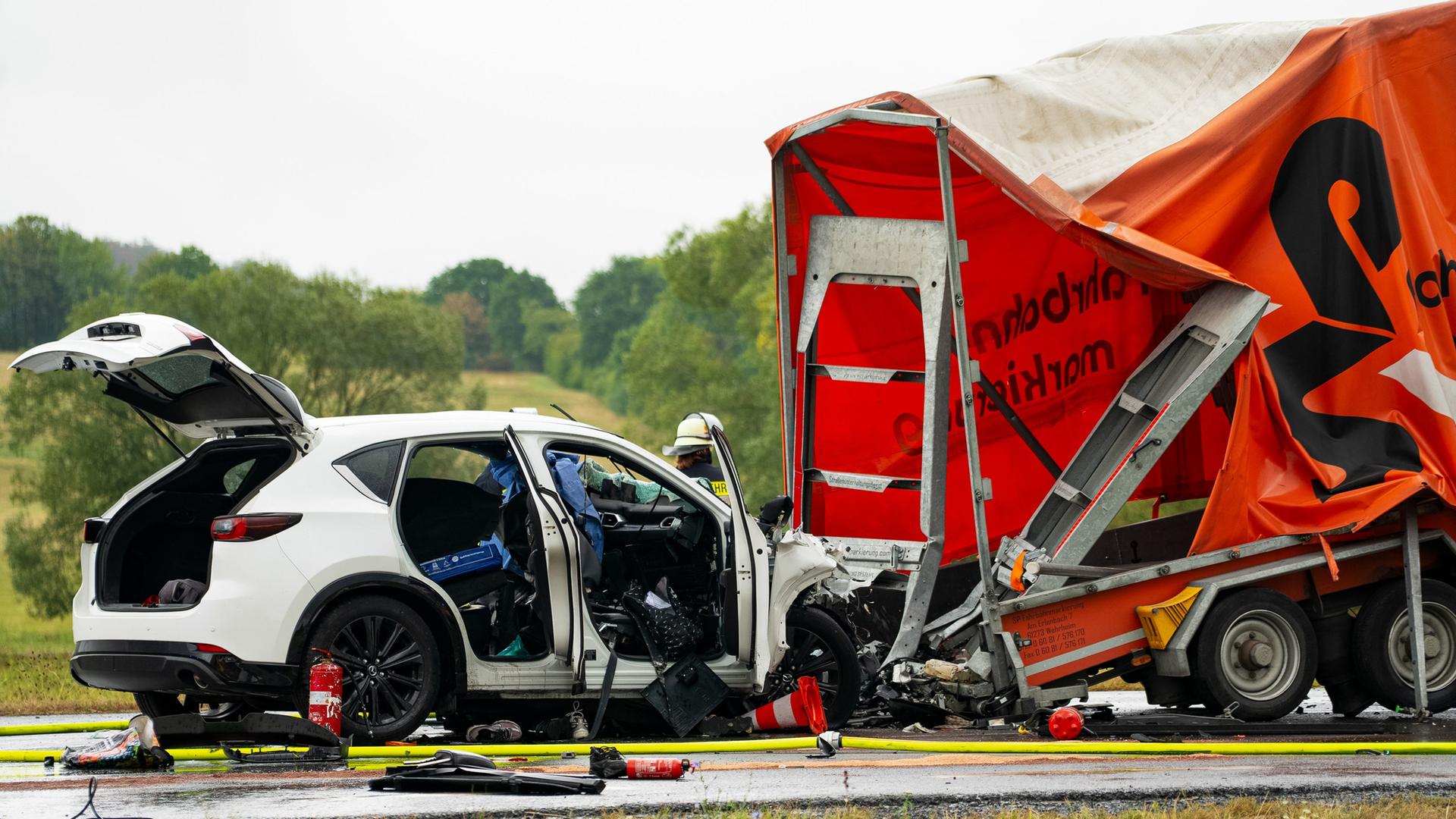 Auto mit Jugendlichen prallt in Nidda gegen Lkw: Zwei Tote, viele Verletzte