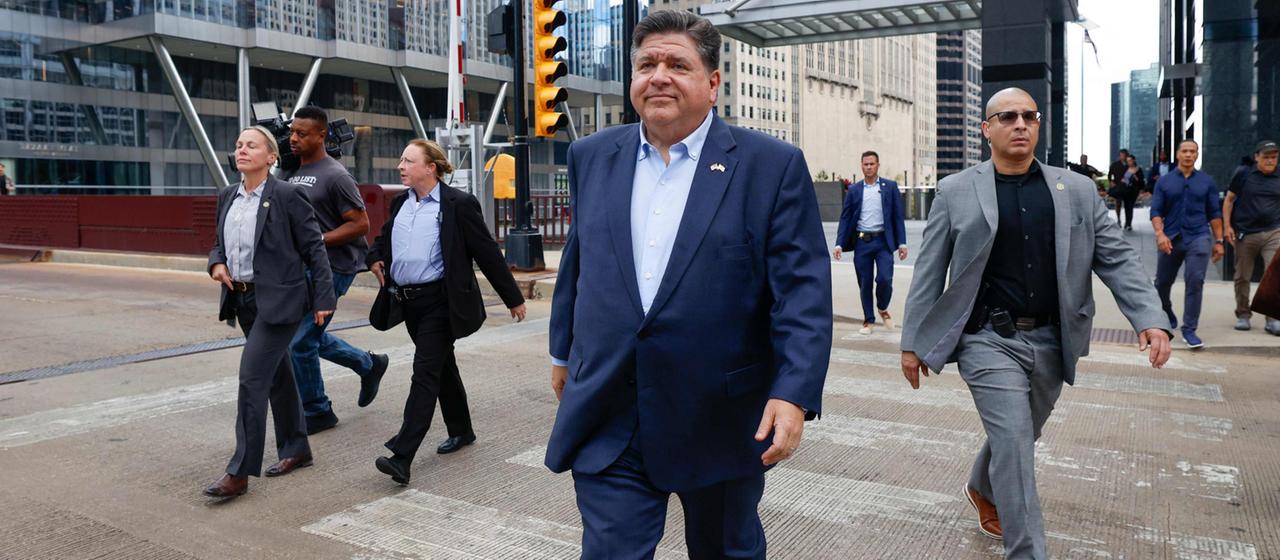 J. B. Pritzker Pritzker unterwegs zu einer Pressekonferenz in Chicago (USA). | AFP J. B. Pritzker Pritzker unterwegs zu einer Pressekonferenz in Chicago (USA).
