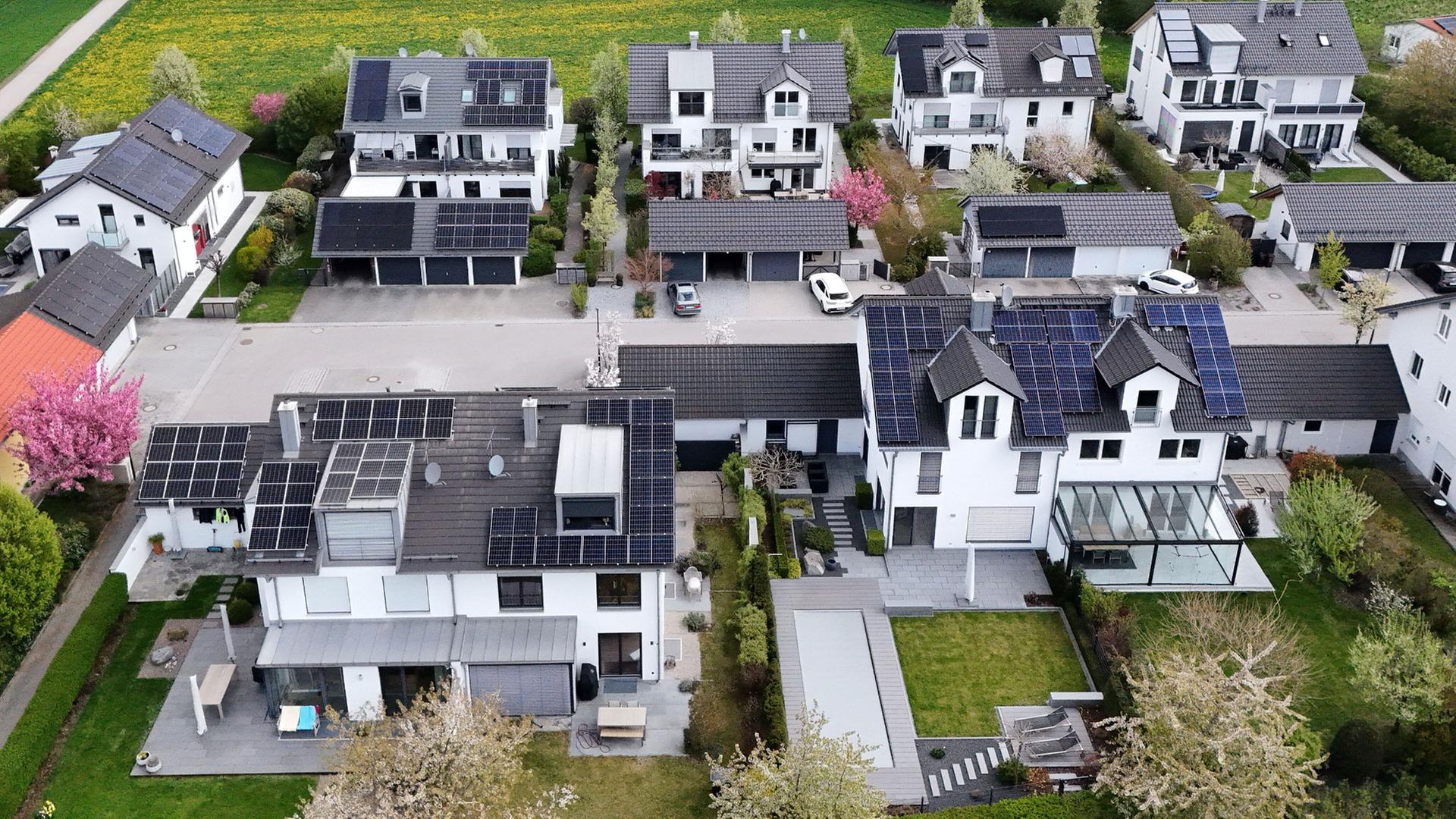 Wohngegend mit mit unterschiedlichen PV-Anlagen auf den DÃ¤chern. | picture alliance / SvenSimon