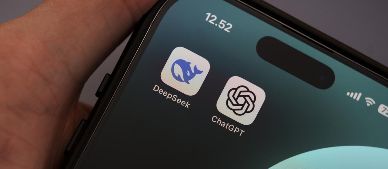 Hand hält Smartphone mit dem Apps von DeepSeek und ChatGPT