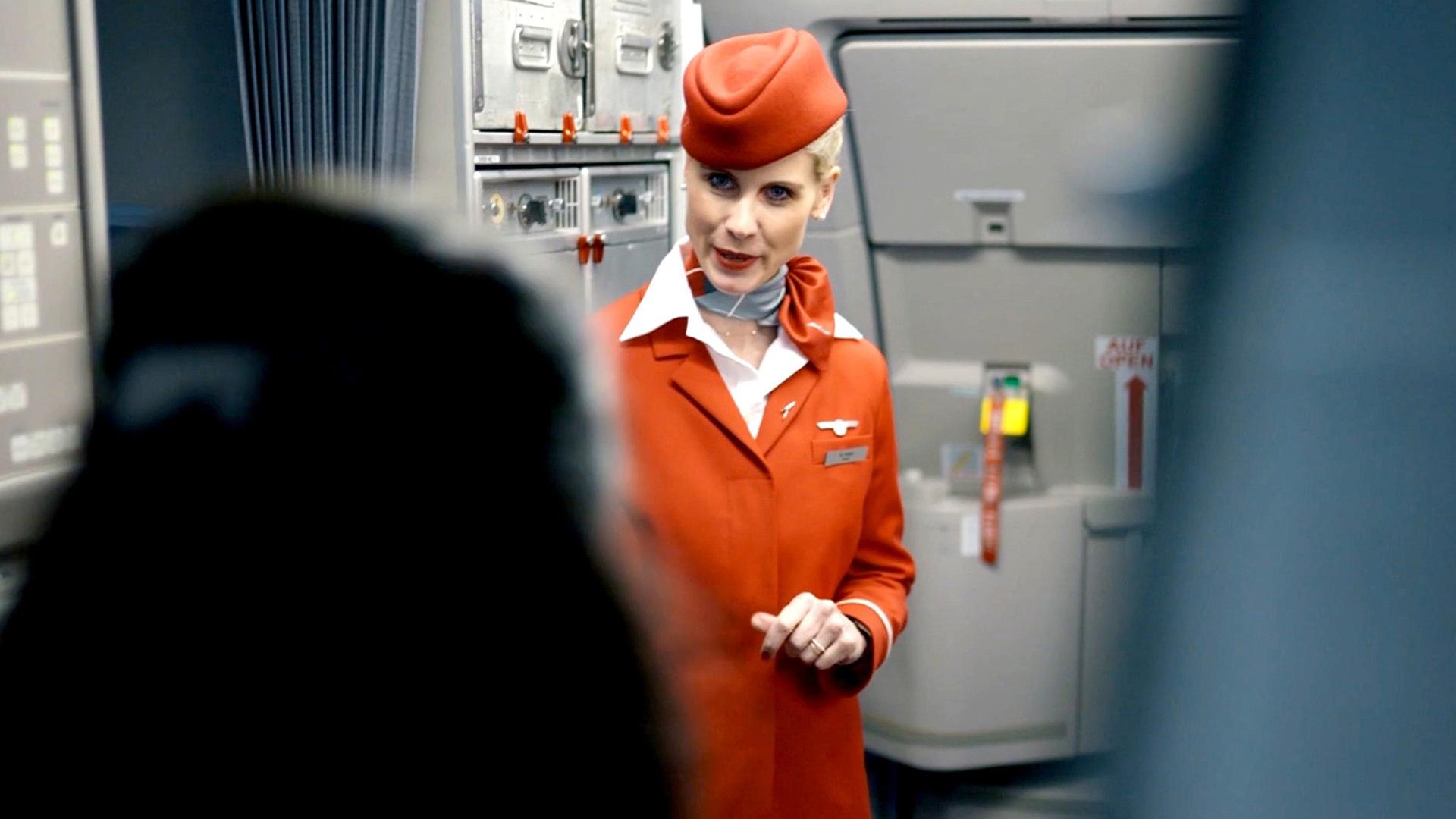 Eine Flugbegleiterin empfängt Fluggäste. | HR