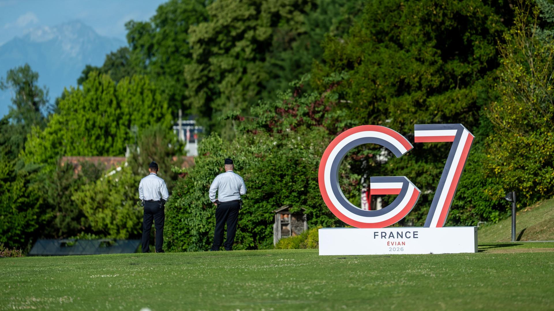Polizisten bewachen das Gelände des G7-Gipfel im französischen Évian. | Michael Kappeler/dpa