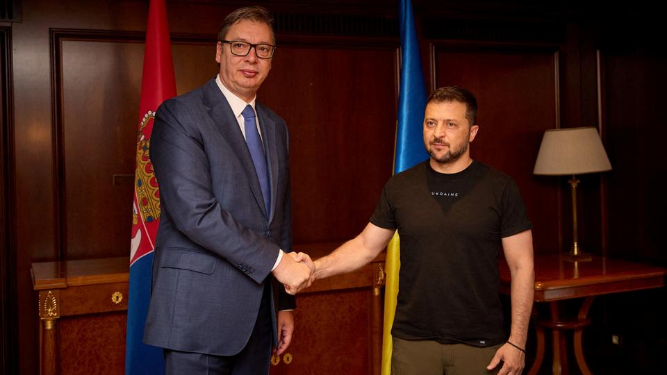 Alexandar Vucic und Wolodymyr Selenskyj (r.) bei einem gemeinsamen Treffen in der griechischen Hauptstadt Athen.