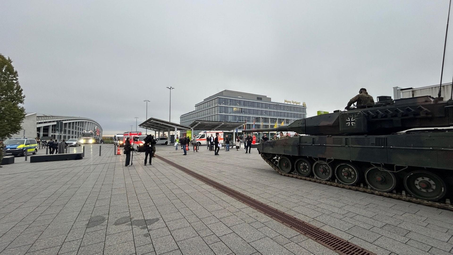 Ein Leopard 2-Panzer der Bundeswehr parkt beim Innovationsforum Integrierte Sicherheit auf dem Messegelände Stuttgart. | SWR, Christian Susanka
