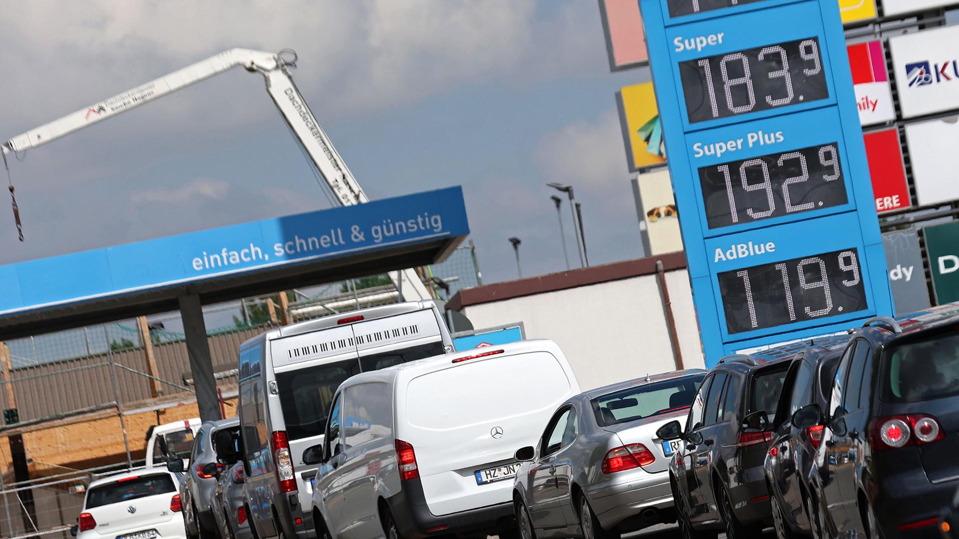 Autos warten vor einer Tankstelle in Blankenburg | Matthias Bein/dpa