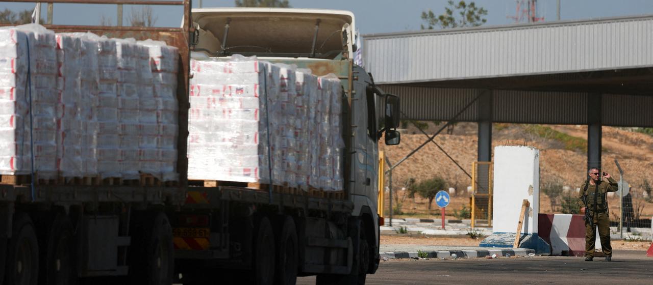Ein mit Hilfsgütern beladener Lastwagen wartet am israelischen Grenzübergang Kerem Shalom zum südlichen Gazastreifen. (Archivbild: 20. Oktober 2025)