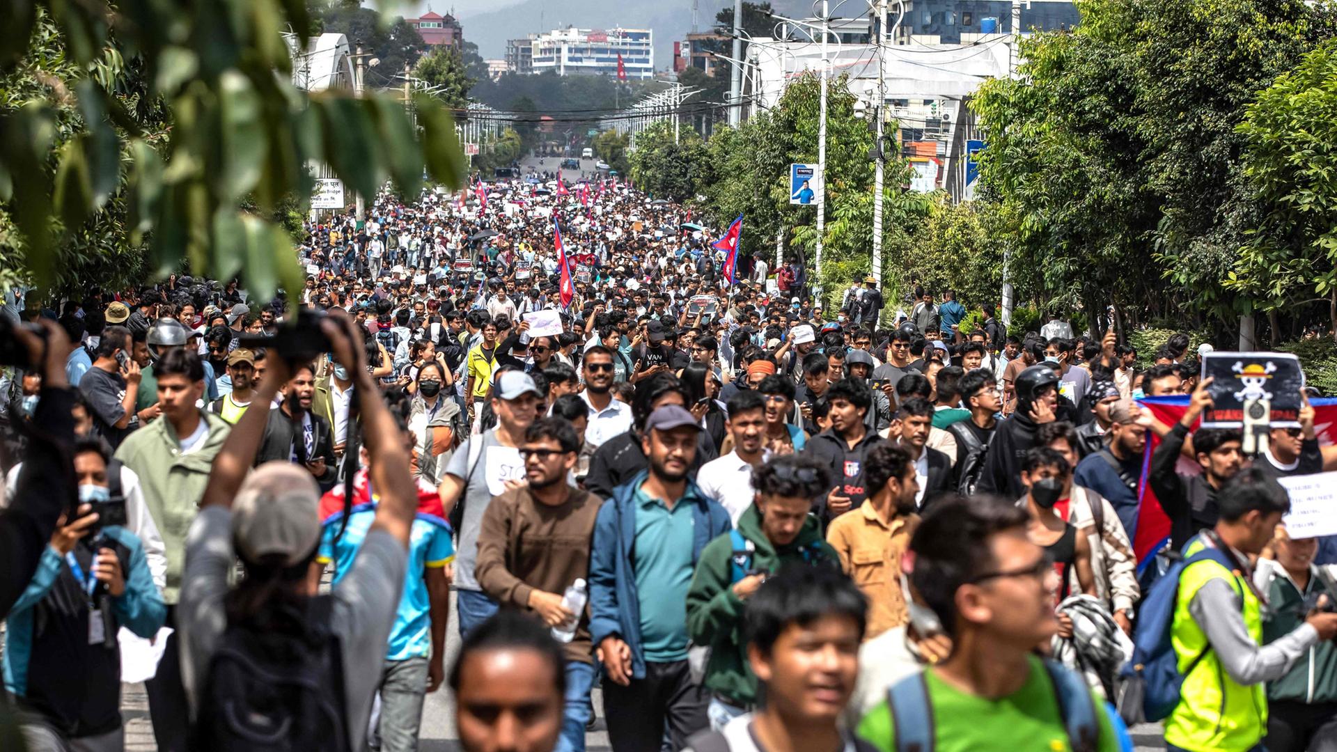 Viele Demonstranten sind in Kathmandu, Nepal, auf der Straße zu sehen. | AFP