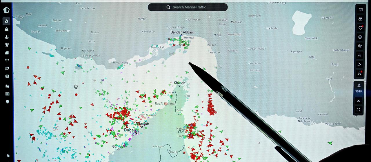 Eine Person zeigt auf eine Seite der Marinetraffic-Website, die die Straße von Hormuz zeigt (Archivbild)