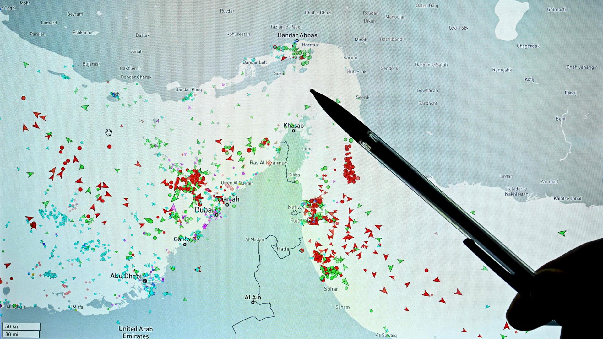 Eine Person zeigt auf eine Seite der Marinetraffic-Website, die die StraÃe von Hormuz zeigt (Archivbild) | Julien De Rosa/AFP/dpa