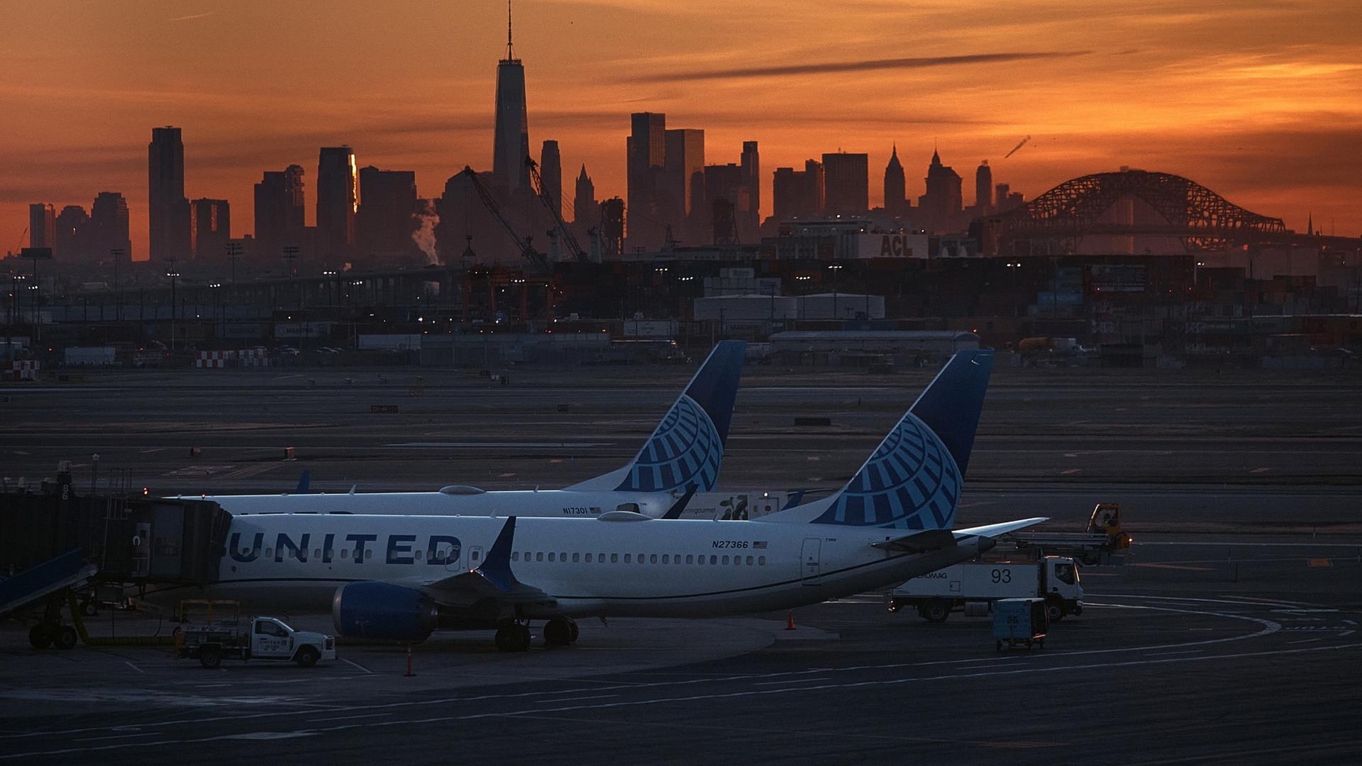 Flugzeuge stehen auf dem Newark Liberty International Airport.  | dpa