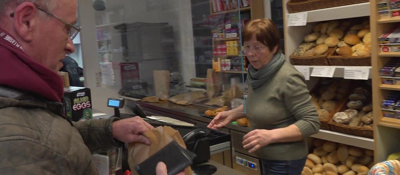 Petra Bahr bedient im Dorfladen von Bernitt.