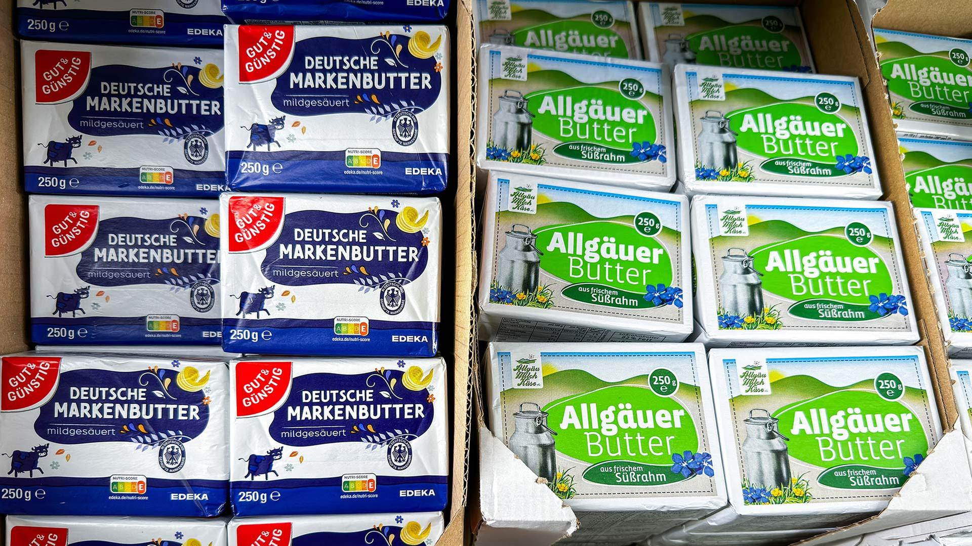 Butter-Packungen im Kühlregal eines Supermarkts. | picture alliance / CHROMORANGE