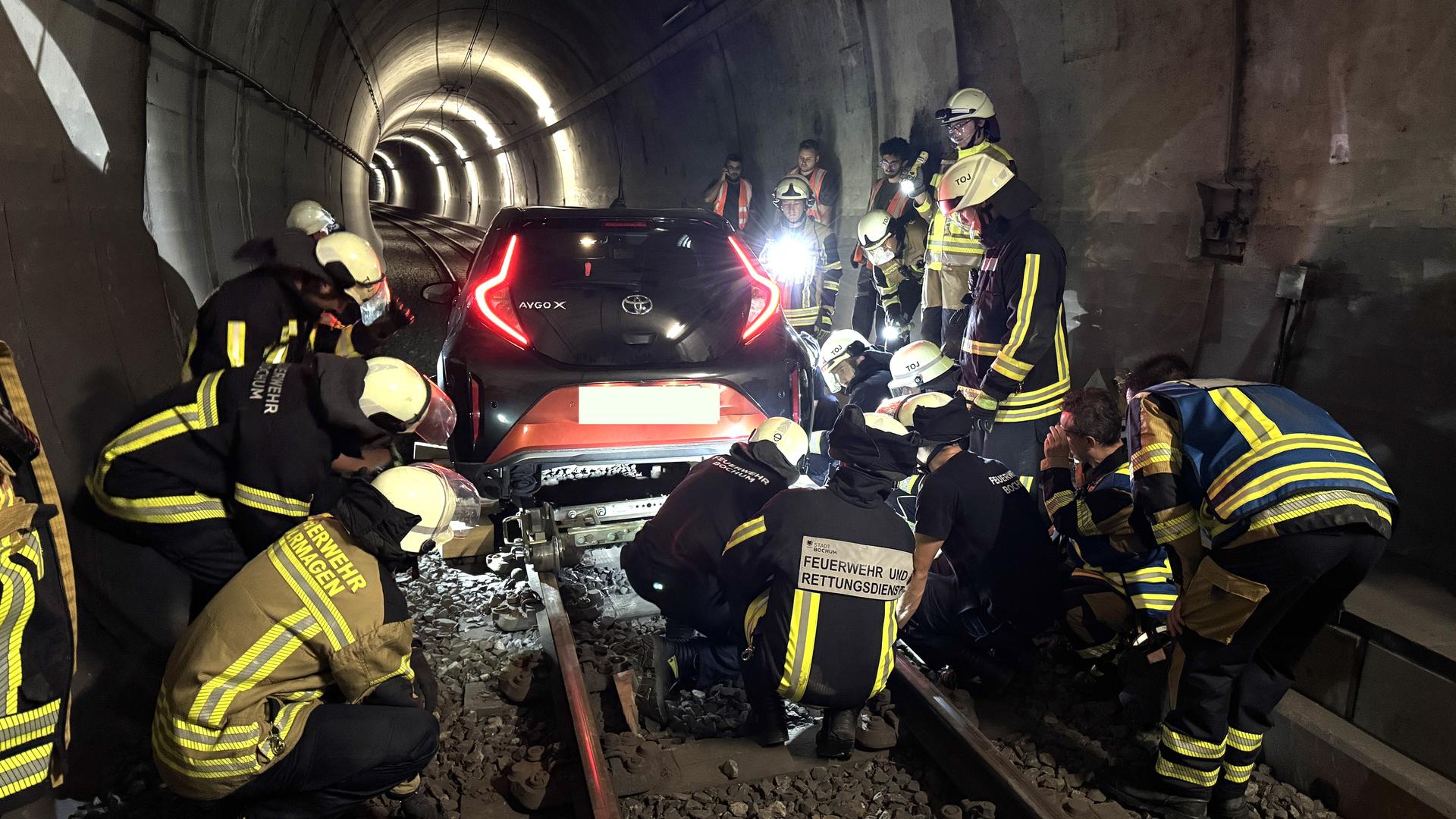 Frau fährt mit Auto in U-Bahn-Schacht