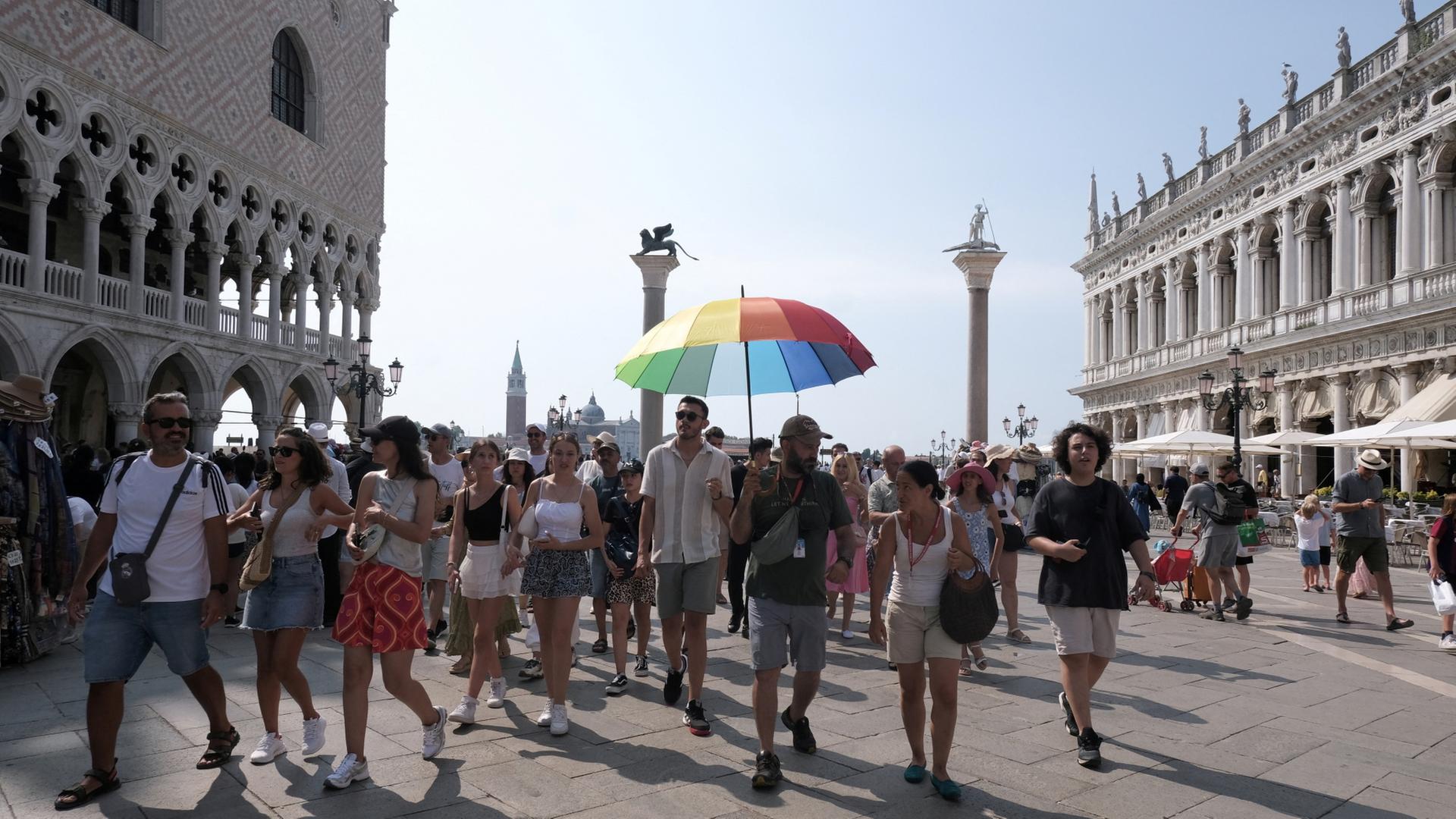 Touristen auf dem Markusplatz in Venedig (Archivbild 1. August 2024) | REUTERS