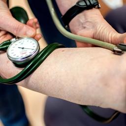 Eine Ärztin misst den Blutdruck bei einer Patientin.