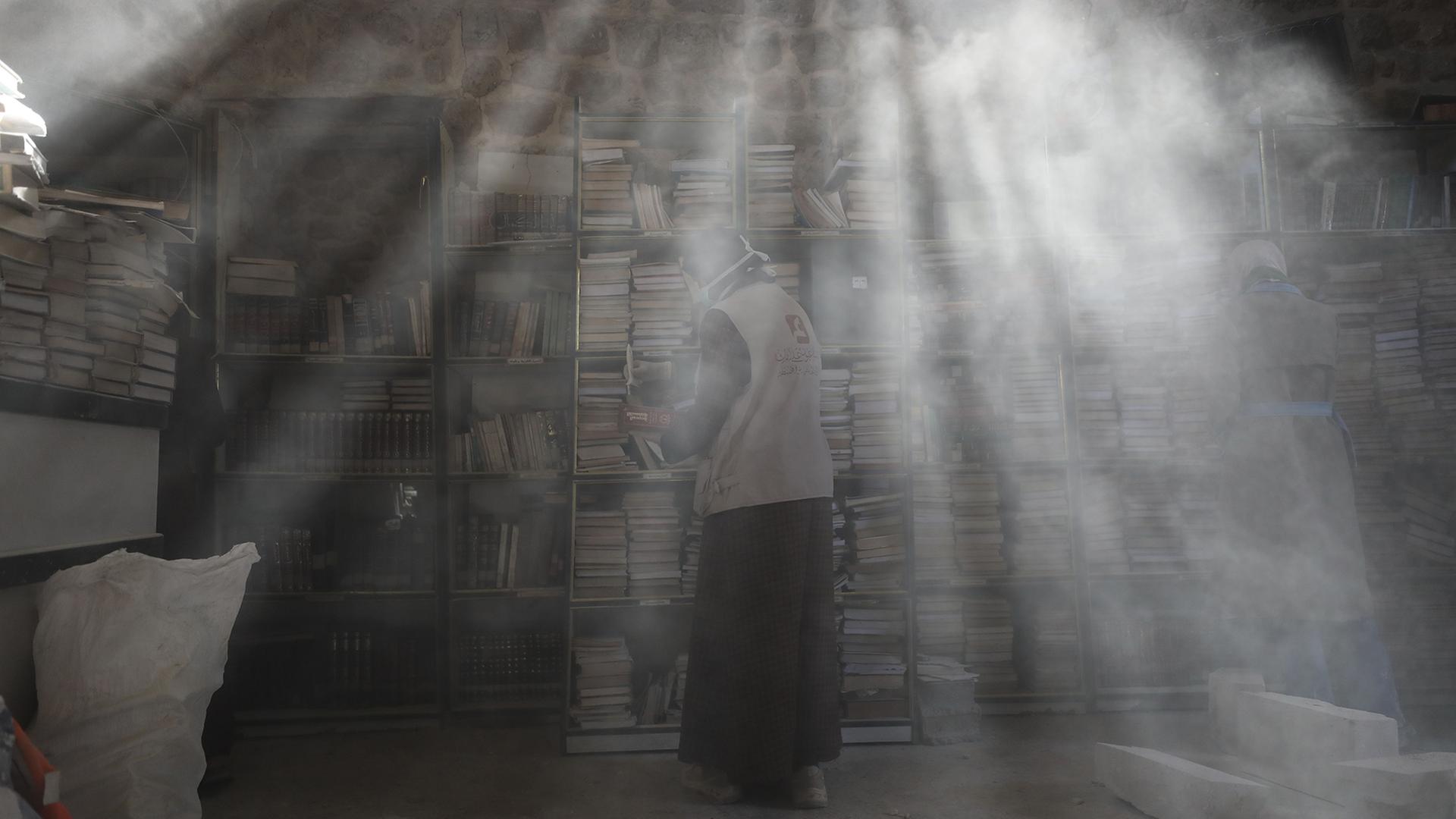 Ein Mann entstaubt BÃ¼cher in der Bibliothek der GroÃen Omari-Moschee in der Altstadt von Gaza. | Omar Ashtawy/APA Images via ZUMA Press Wire/dpa