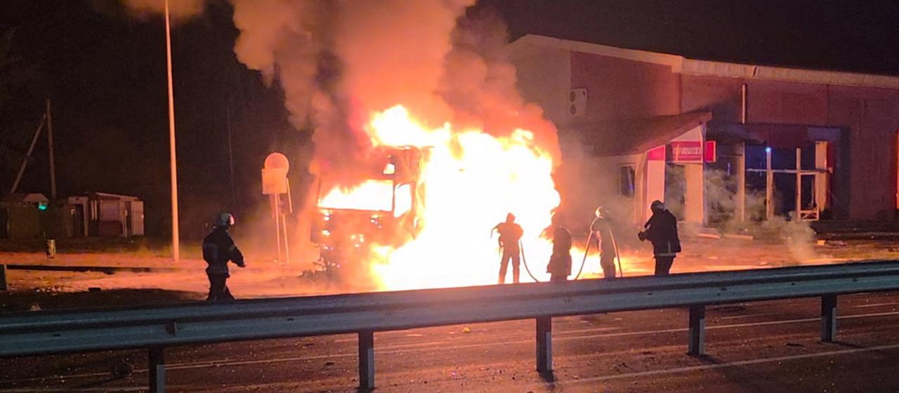 Rettungskräfte sind in Starovoitove im Einsatz.