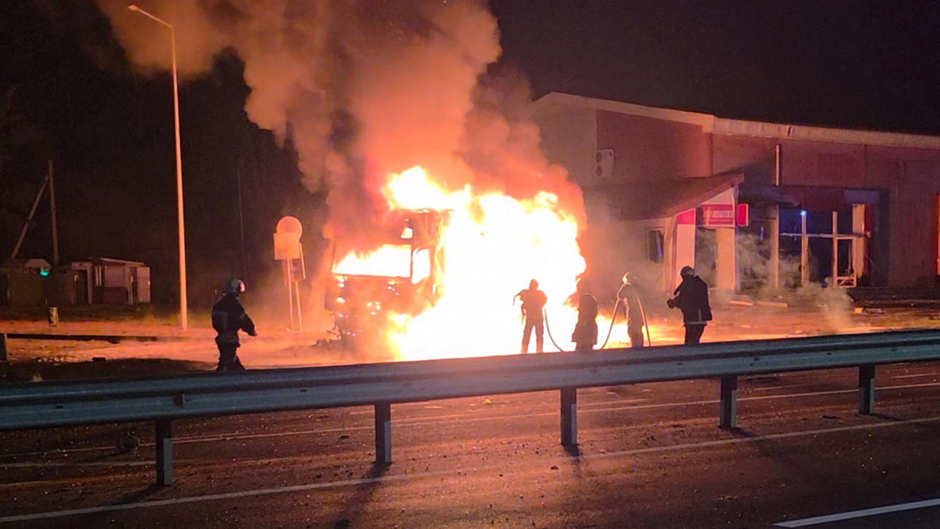 Rettungskräfte sind in Starovoitove im Einsatz. | Sylwester Uchanski via REUTERS