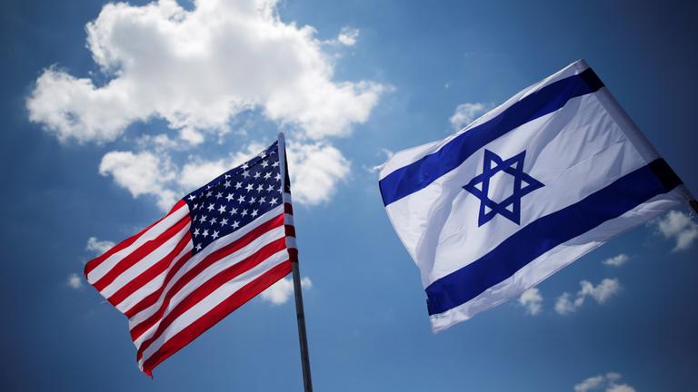 Die Flaggen der USA und Israels wehen am Flughafen Ben Gurion.