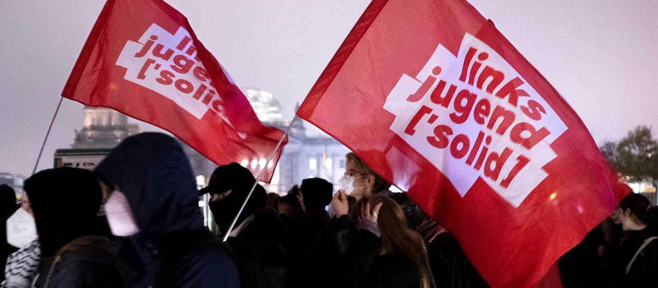 Demonstranten tragen Flaggen mit der Aufschrift "Linksjugend solid". (Archivbild: 14.11.2025)