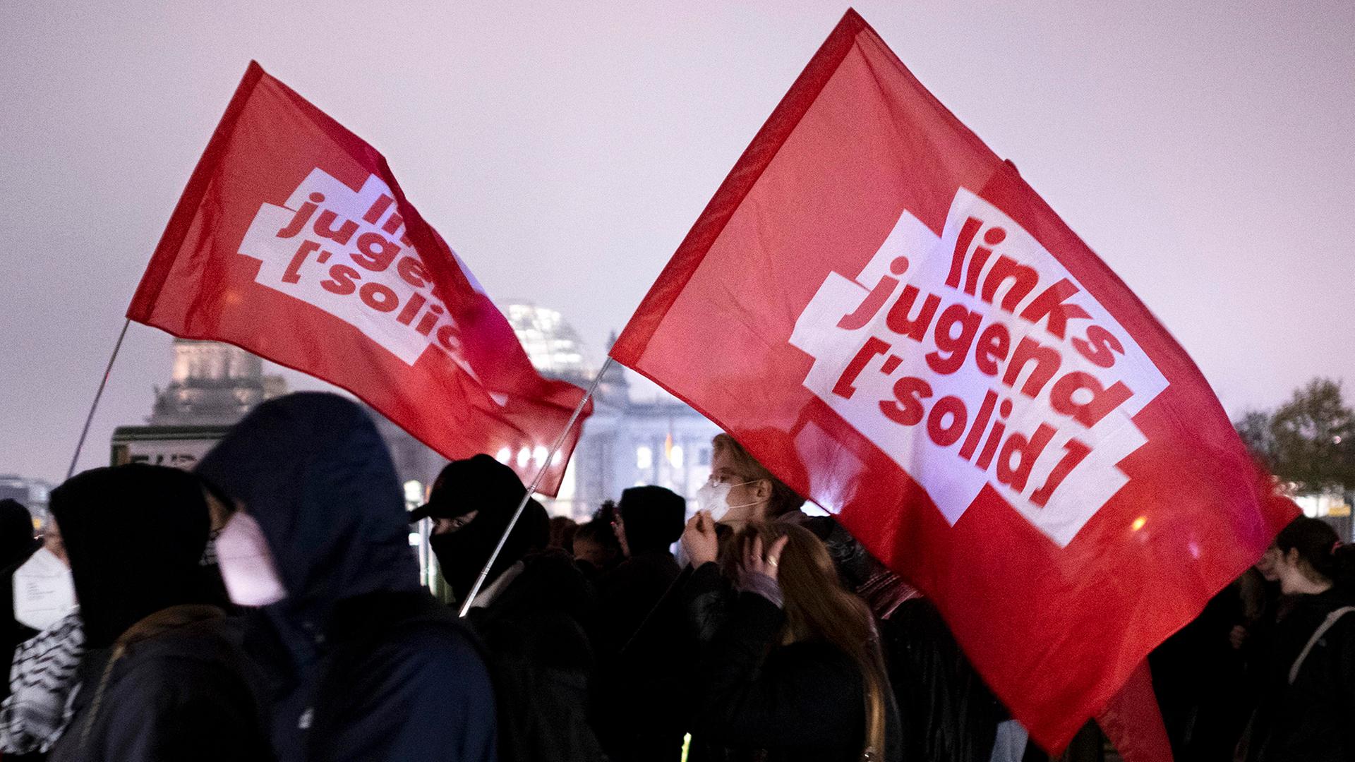 Demonstranten tragen Flaggen mit der Aufschrift 
