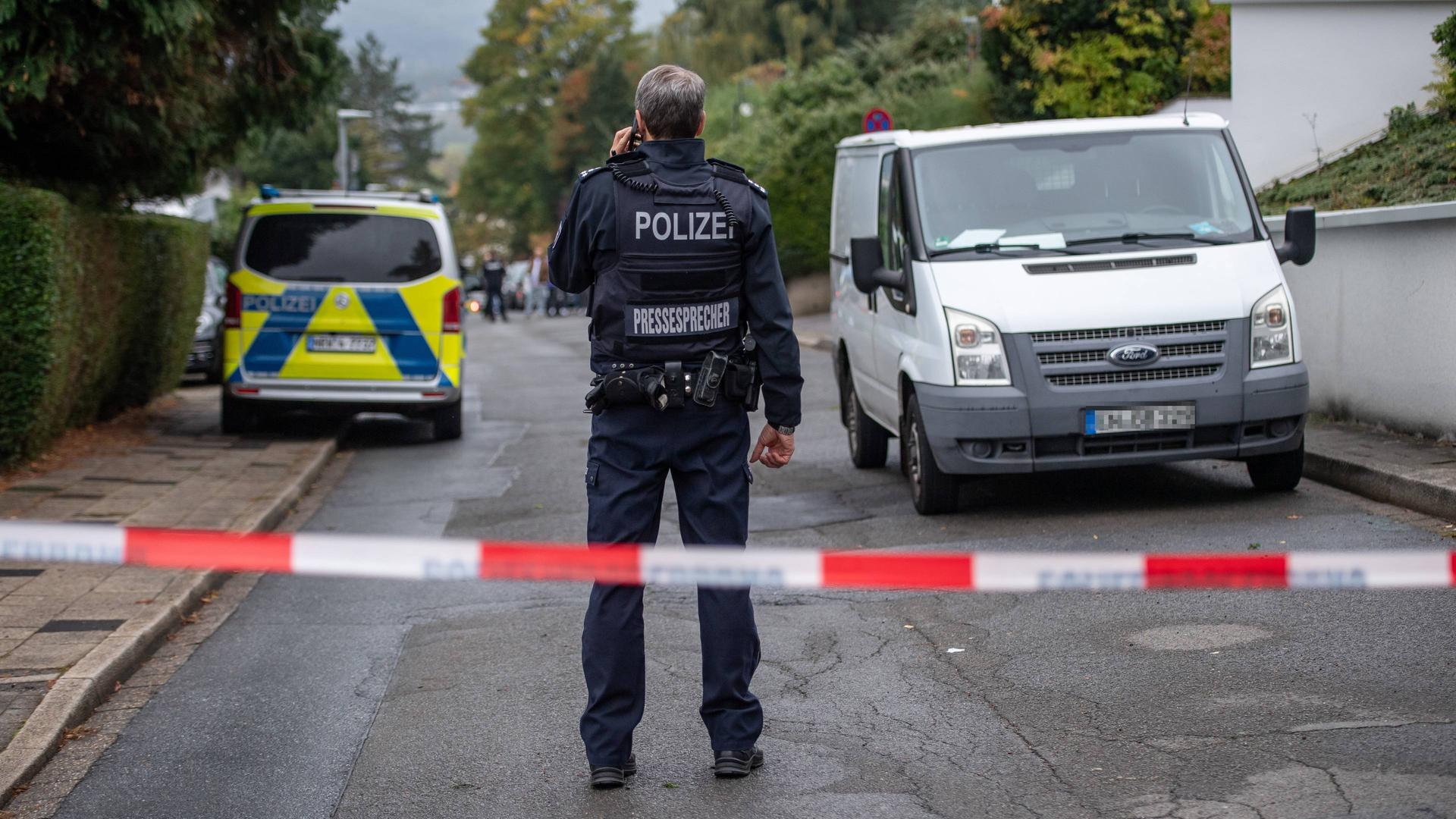 Ein Polizist steht in einem abgesperrten Bereich nach einem Messerangriff in Herdecke. | Getty Images / Hesham Elsherif