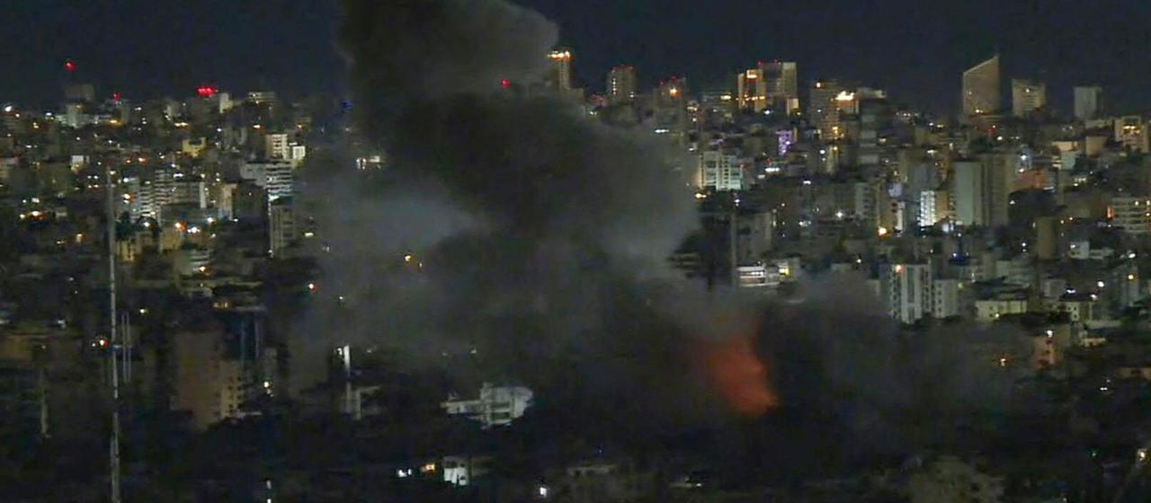 Rauch steigt über Beirut auf